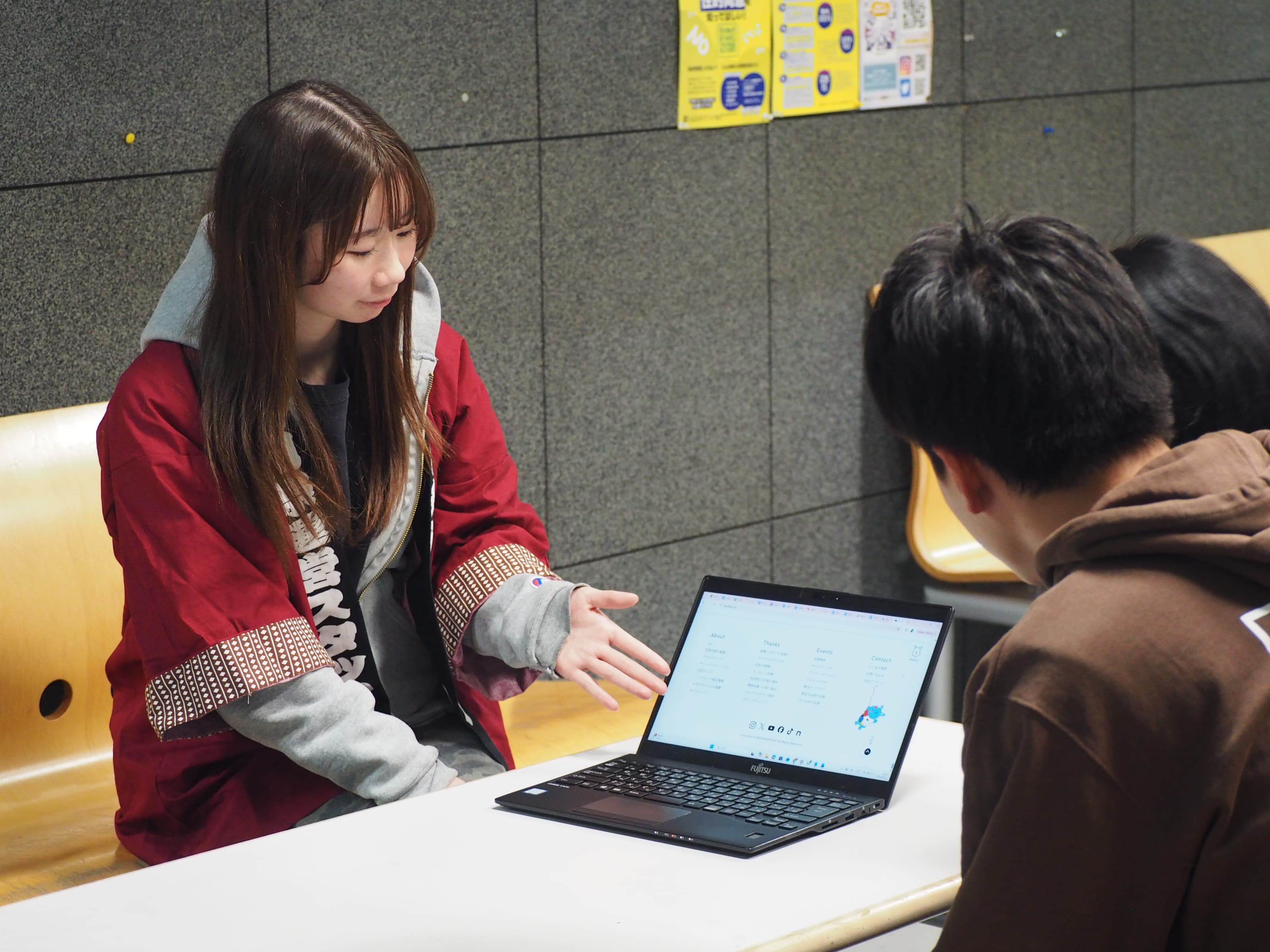 新入生の相談を聞く運営スタッフ