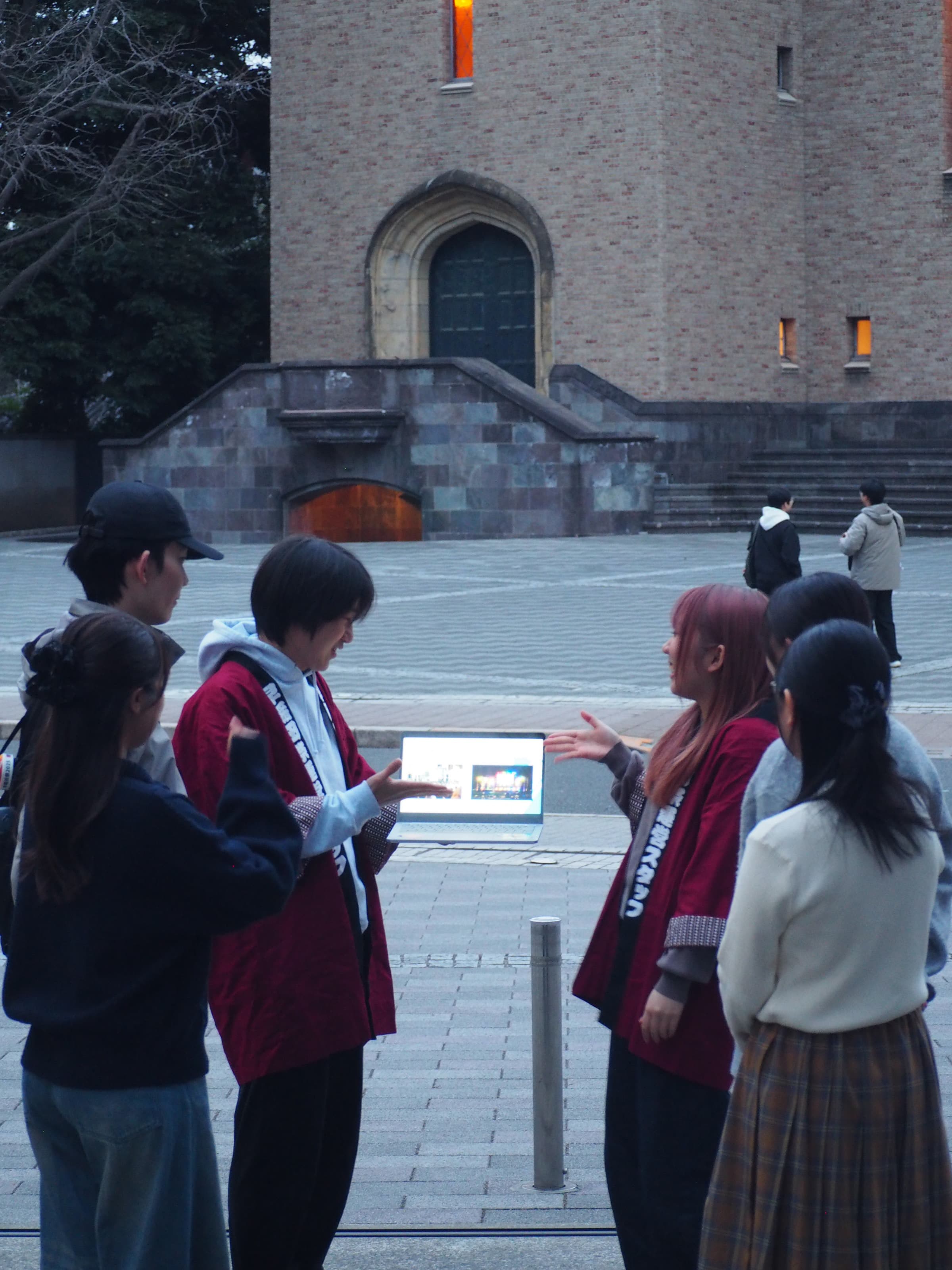 大隈講堂前でいる新入生と運営スタッフ