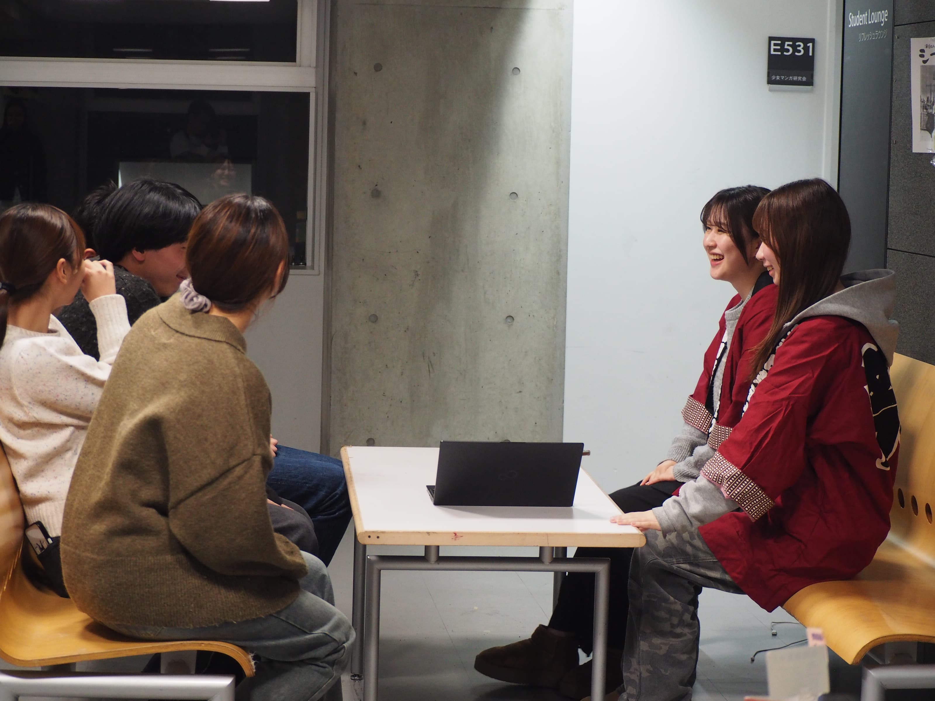 楽しく談笑している新入生と運営スタッフ