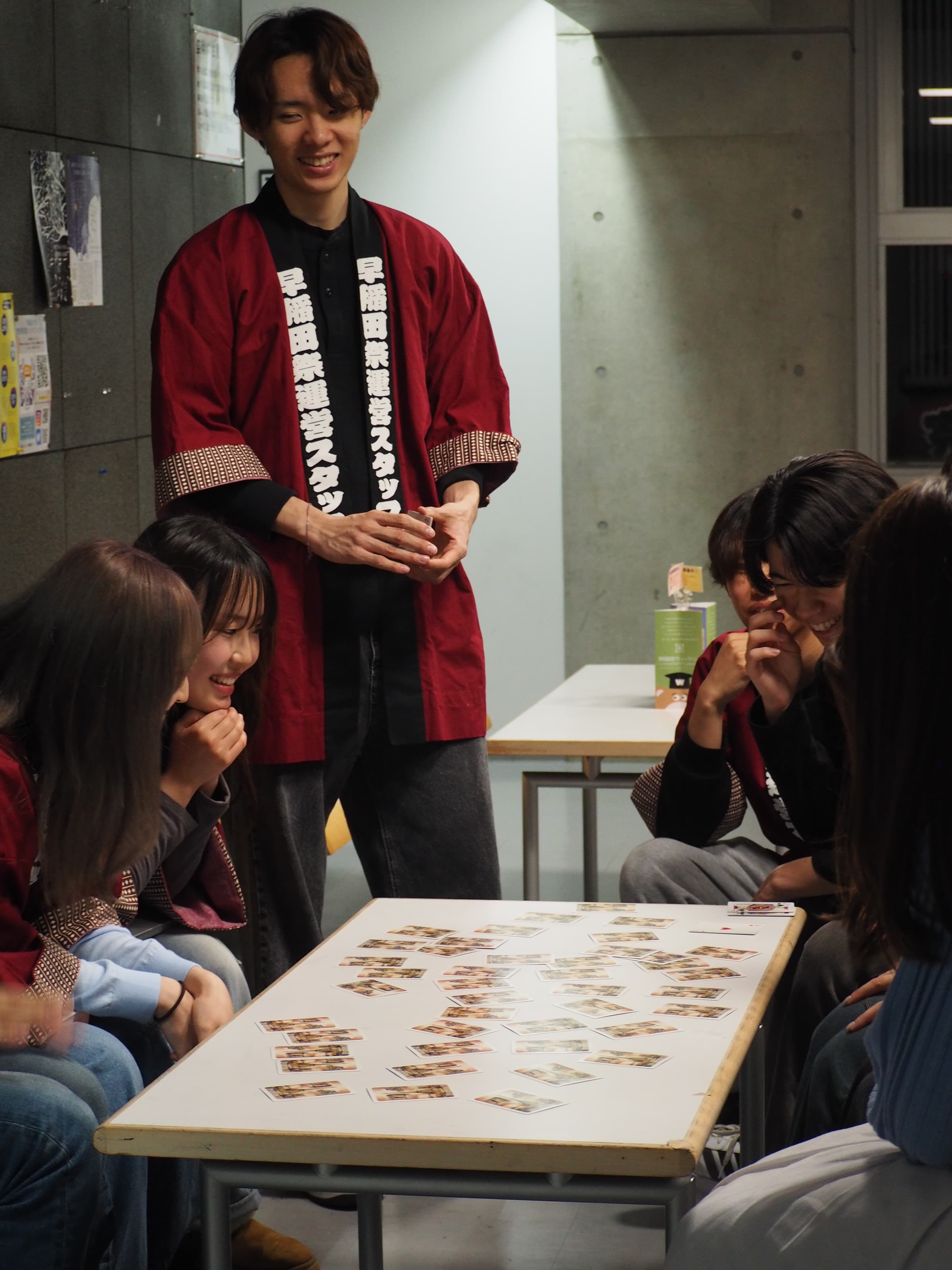 カードゲームをする運営スタッフと新入生