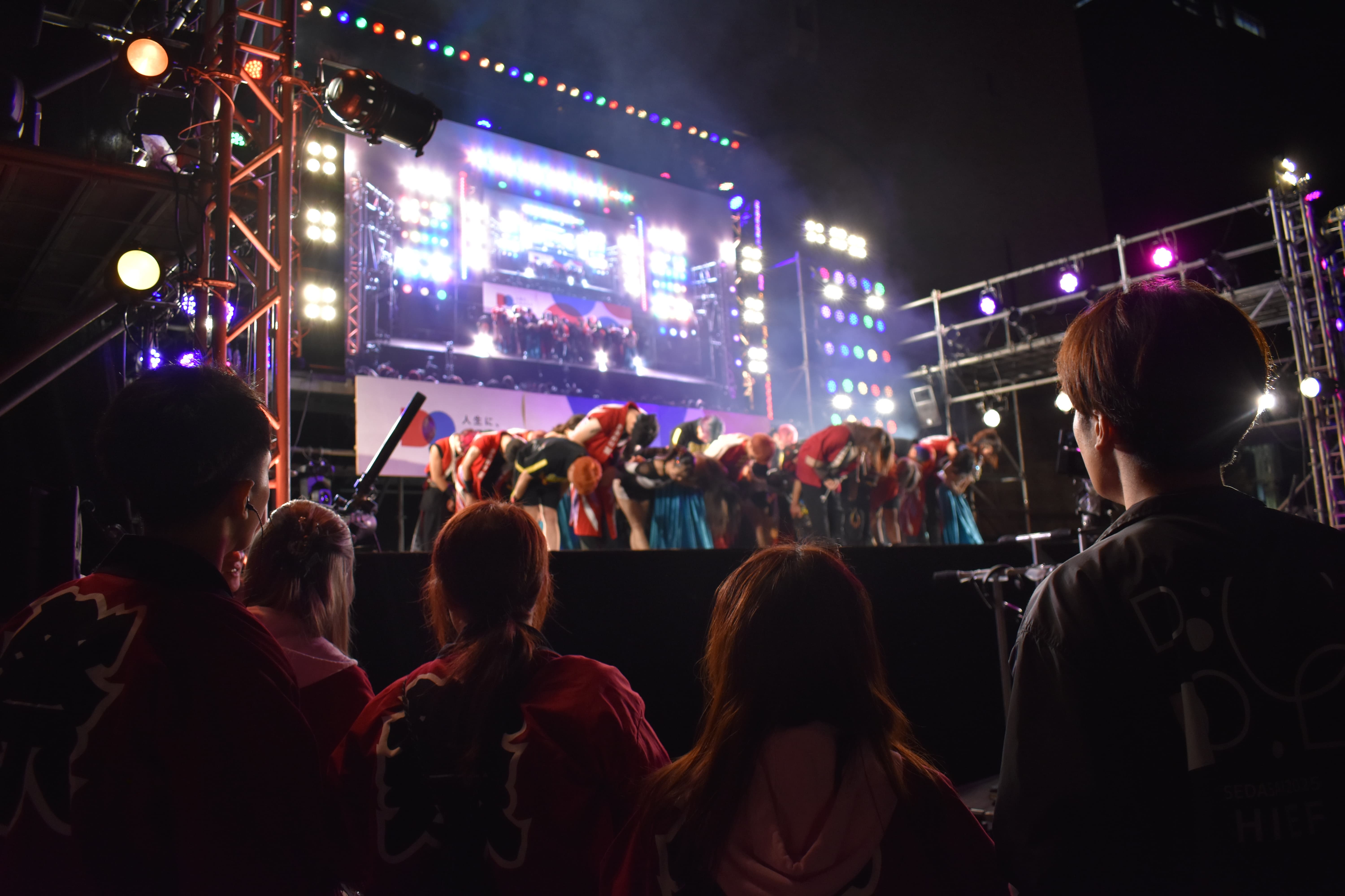 舞台でお辞儀するパフォーマーと運スタ